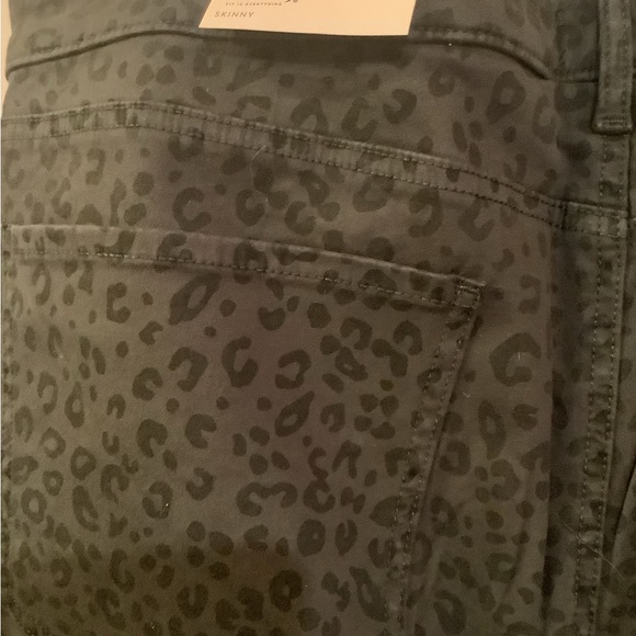 NYDJ Leopard Print Skinny Jeans in Gray Stretch Denim. Size 26W. - Picture 4 of 13